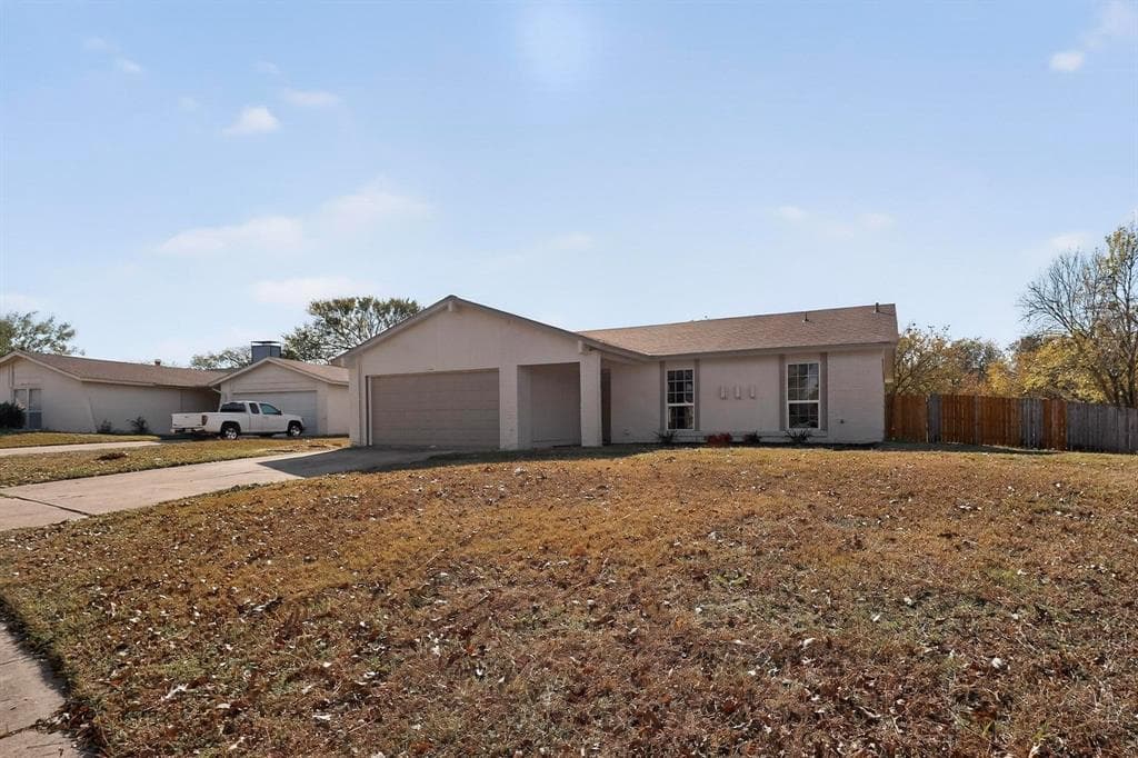 733 Woodcrest Drive, Grand Prairie TX 75052 - Photo 3